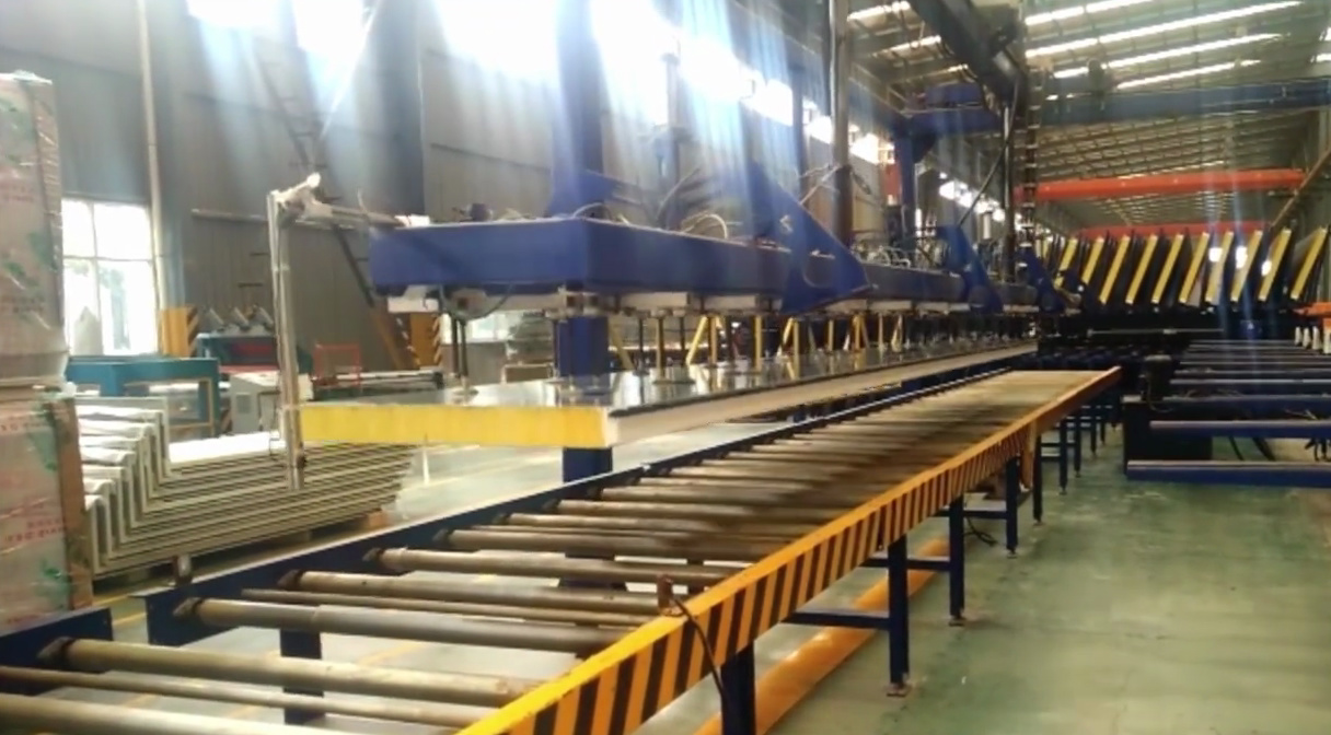 寶潤達75mm聚氨酯封邊玻璃絲棉墻板生產(chǎn)實拍