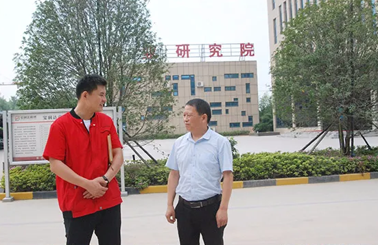 【政府關(guān)懷】市產(chǎn)業(yè)集聚區(qū)領(lǐng)導(dǎo)一行慰問(wèn)寶潤(rùn)達(dá)一線員工