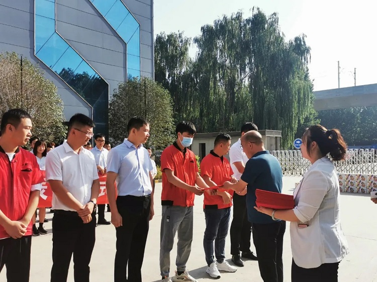 【要聞】寶潤達(dá)召開抗洪救援物資發(fā)放及先進(jìn)個人表彰大會