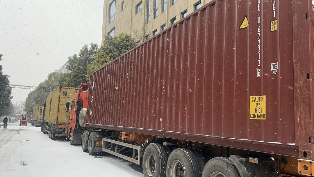 大雪中的發(fā)貨現(xiàn)場(chǎng)｜寒潮下，寶潤(rùn)達(dá)10000㎡鋼構(gòu)墻板+頂板整裝發(fā)往斯里蘭卡